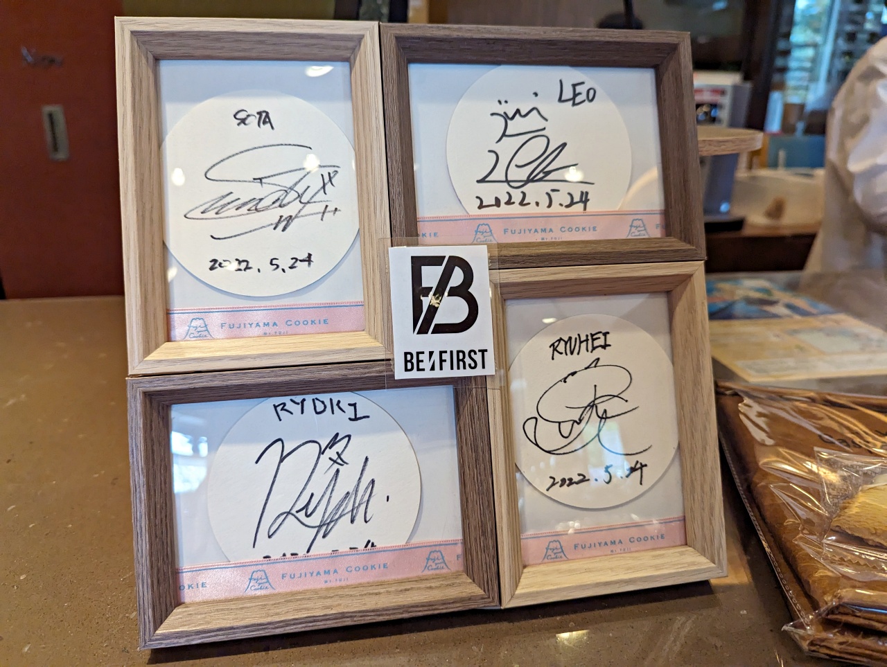 日本河口湖伴手禮推薦Fujiyama Cookie 餅乾店，可愛繽紛的富士山餅乾連日本明星也很愛，就在「天上山公園纜車」旁