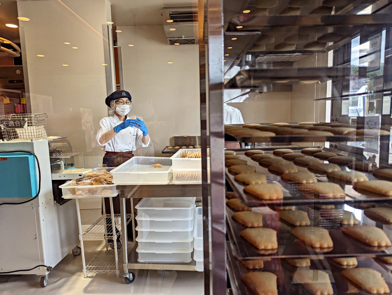 日本河口湖伴手禮推薦Fujiyama Cookie 餅乾店，可愛繽紛的富士山餅乾連日本明星也很愛，就在「天上山公園纜車」旁