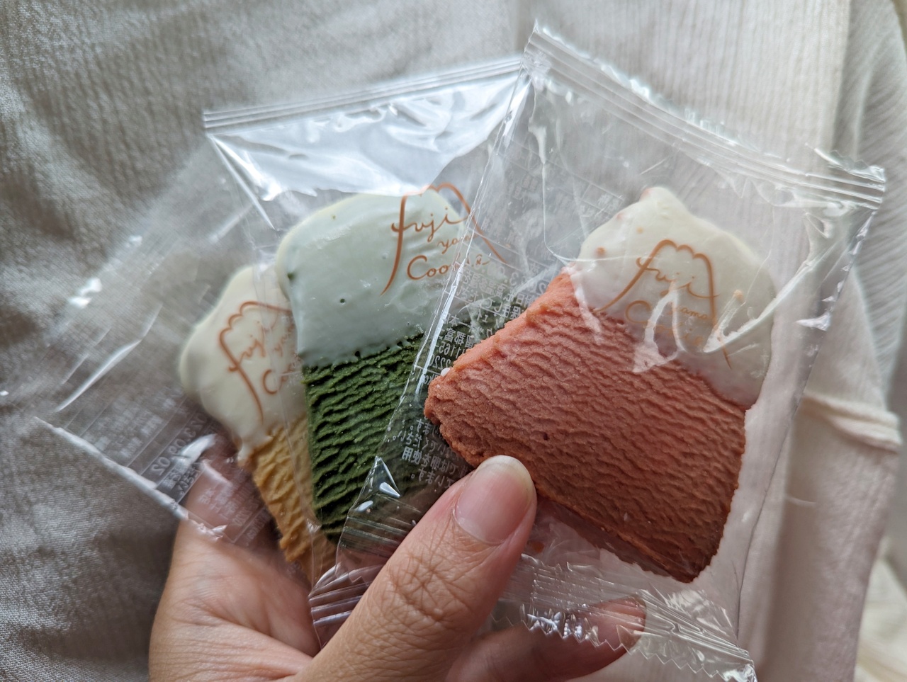 日本河口湖伴手禮推薦Fujiyama Cookie 餅乾店，可愛繽紛的富士山餅乾連日本明星也很愛，就在「天上山公園纜車」旁