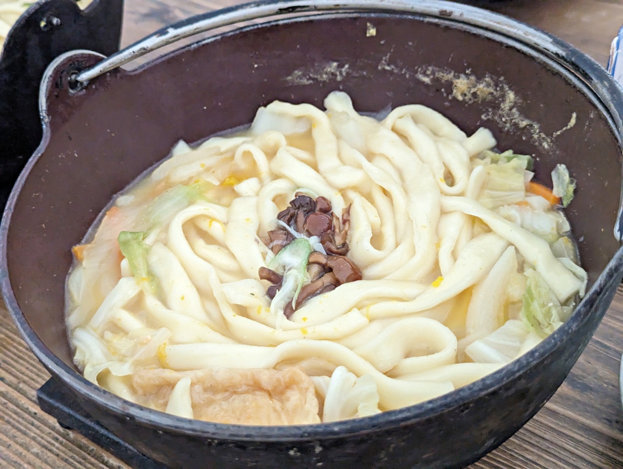 日本河口湖必吃美食，網美最愛！不動茶屋冬戀路店Hoto Fudo Higashi Koiji Ten，可愛的白色雲朵建築，享受日式午餐體驗