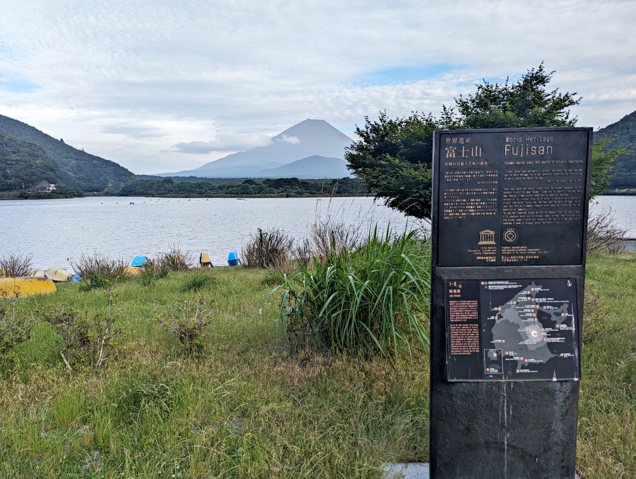 日本河口湖附近景點，精進湖限定視角才看得到的「抱子富士」，楓葉季節來更美