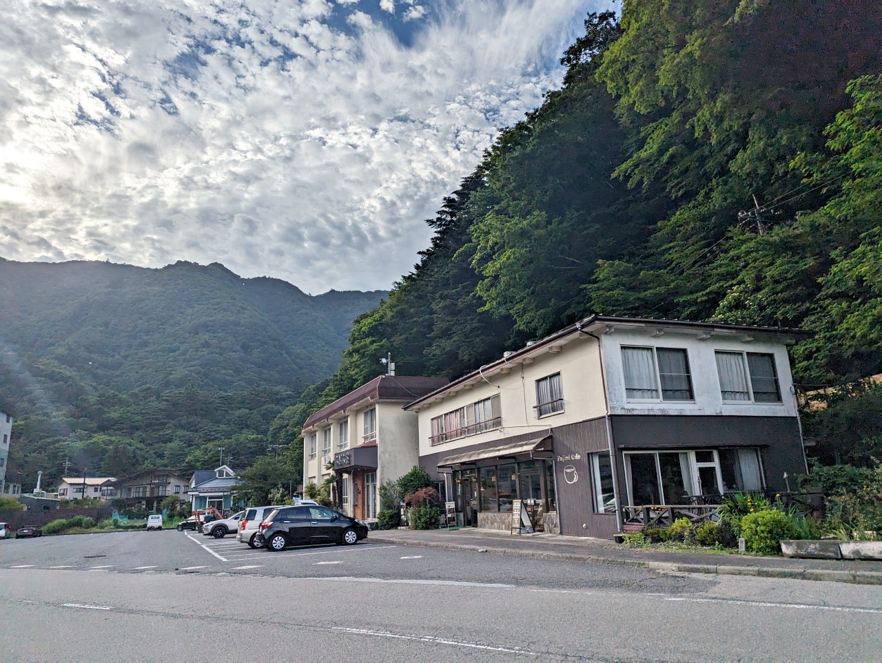 日本河口湖附近景點，精進湖限定視角才看得到的「抱子富士」，楓葉季節來更美
