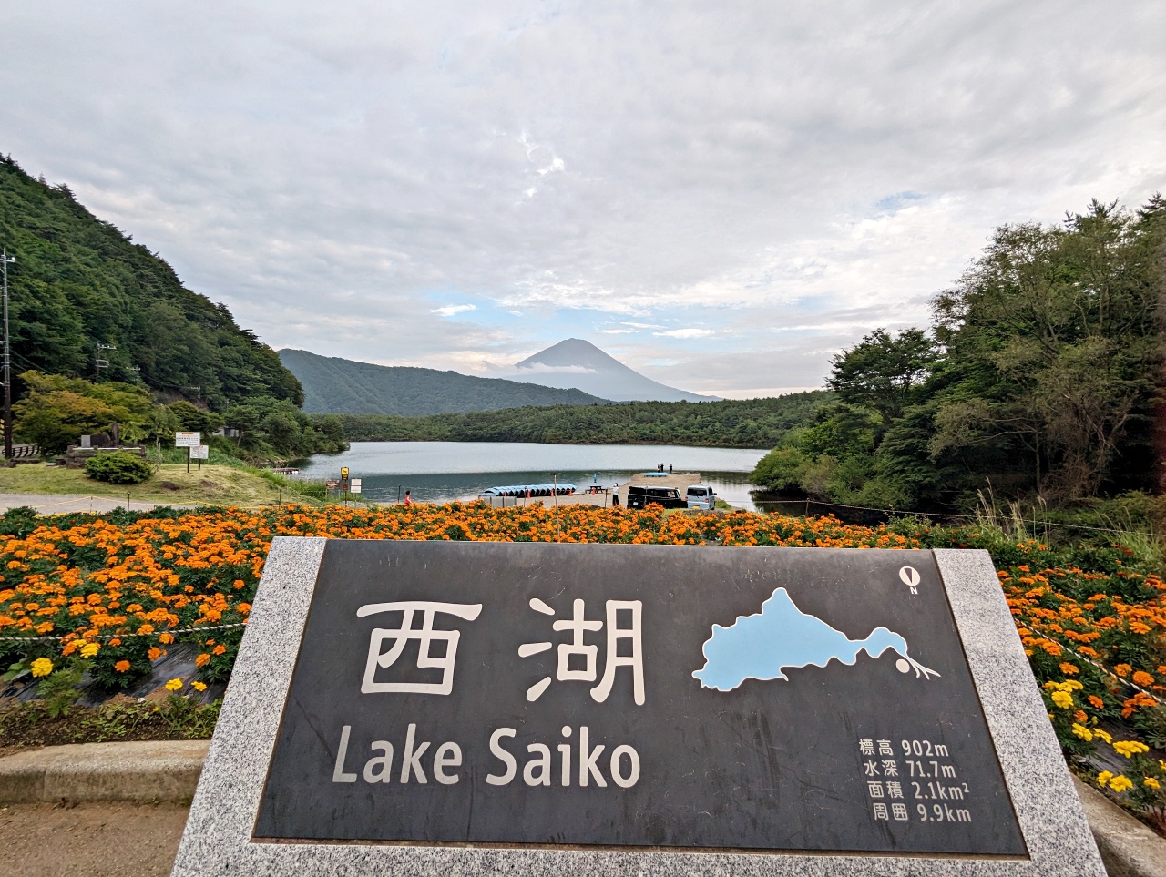 日本山梨河口湖景點，西湖屬於五湖之一，可以順遊鄰近富岳風穴、西湖里根場（很像合掌村）
