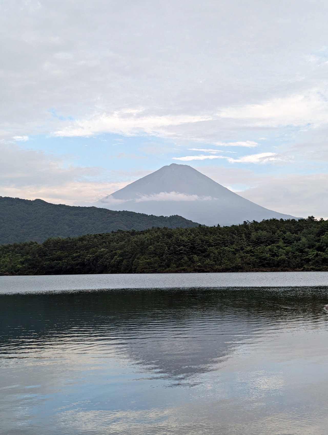 日本山梨河口湖景點，西湖屬於五湖之一，可以順遊鄰近富岳風穴、西湖里根場（很像合掌村）
