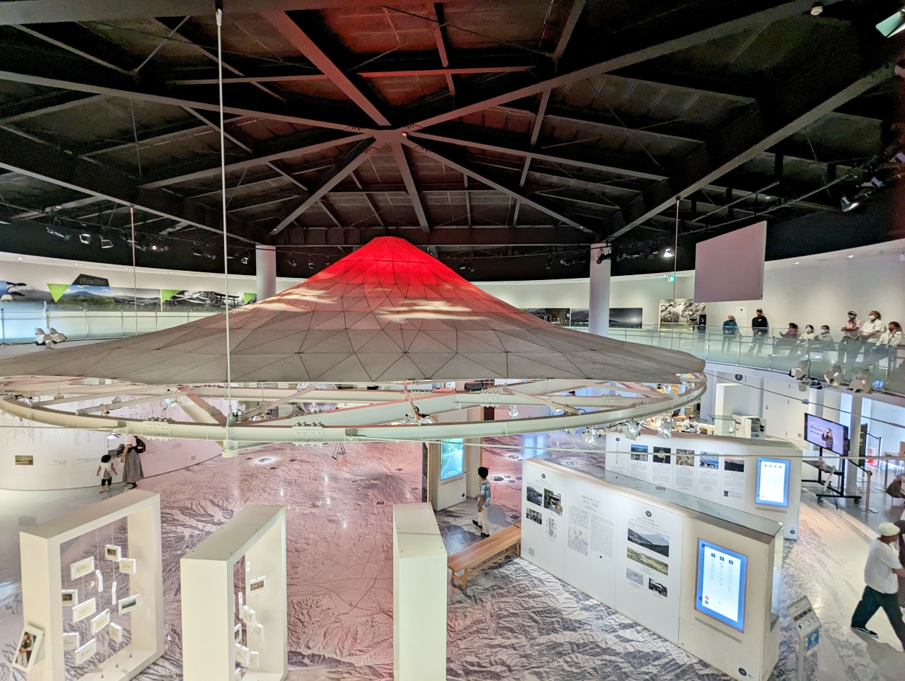河口湖免費景點推薦，富士山世界遺產中心超巨大「富嶽三六〇」好壯觀！搖曳露營官方集章處 適合親子共學