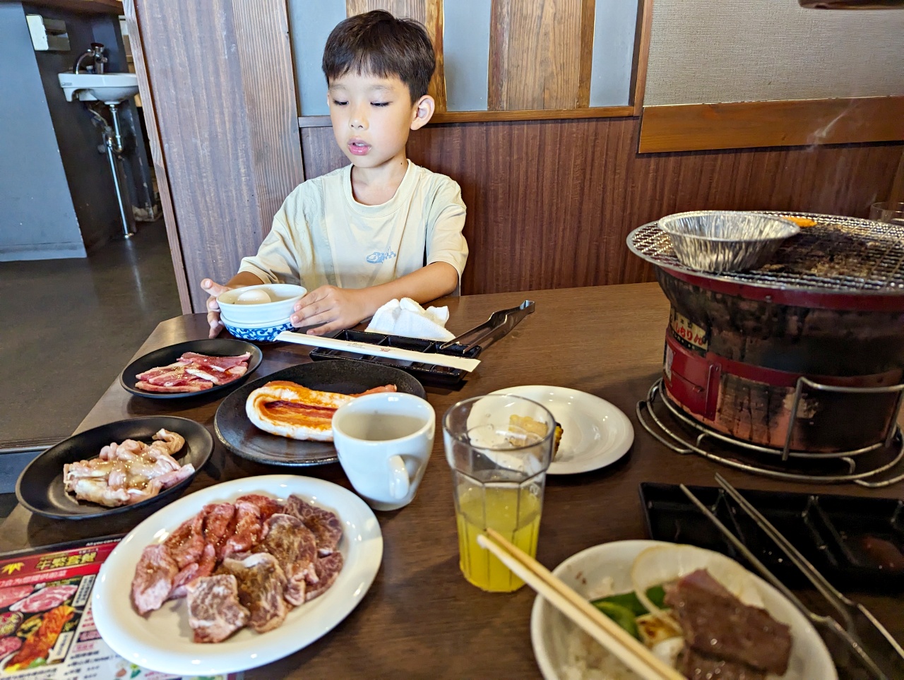 河口湖燒肉吃到飽美食推薦，元氣七輪燒肉 牛繁餐廳（富士急樂園前店），日本連鎖高CP值炭火燒肉，有中文菜單