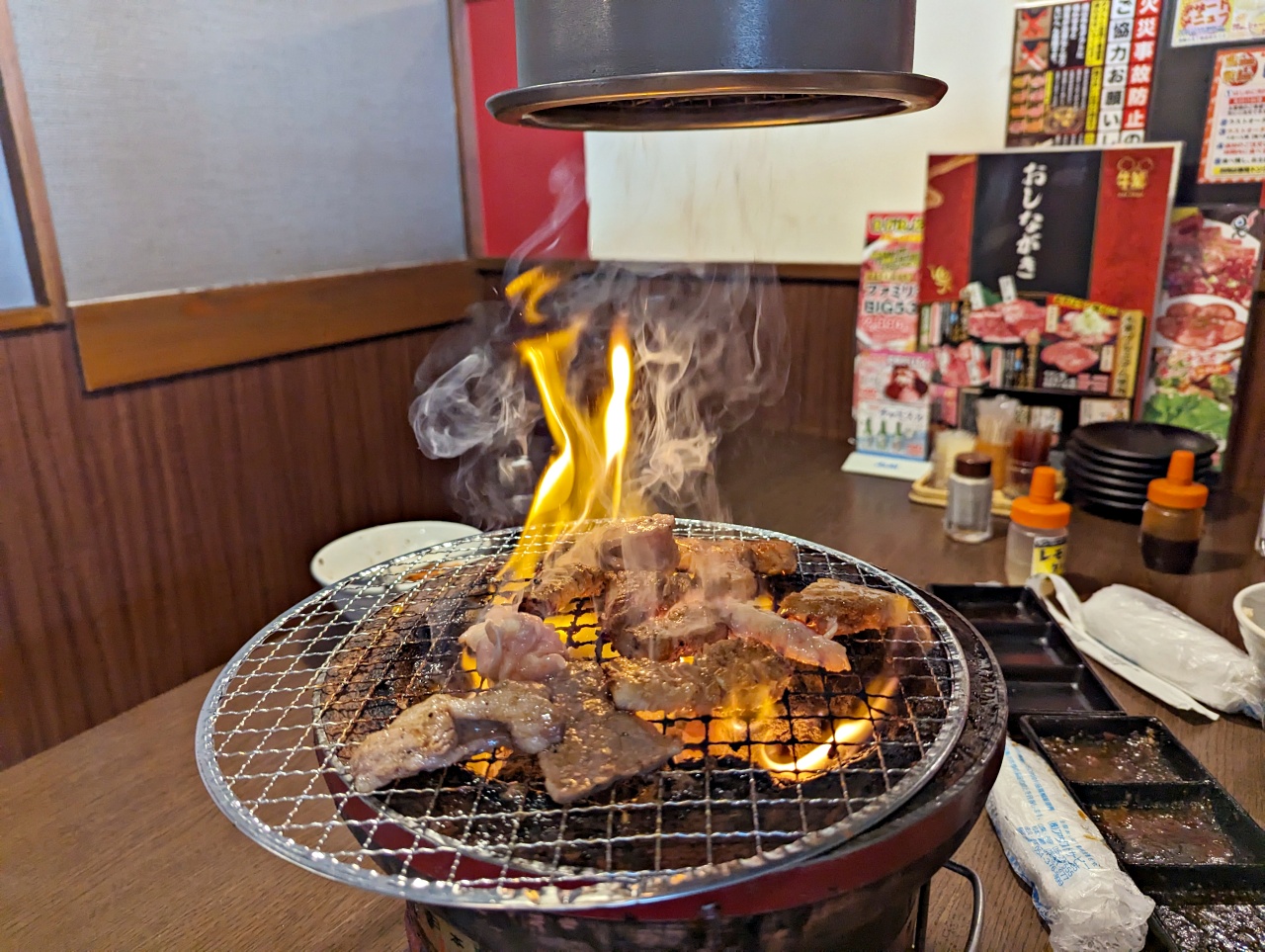 河口湖燒肉吃到飽美食推薦，元氣七輪燒肉 牛繁餐廳（富士急樂園前店），日本連鎖高CP值炭火燒肉，有中文菜單
