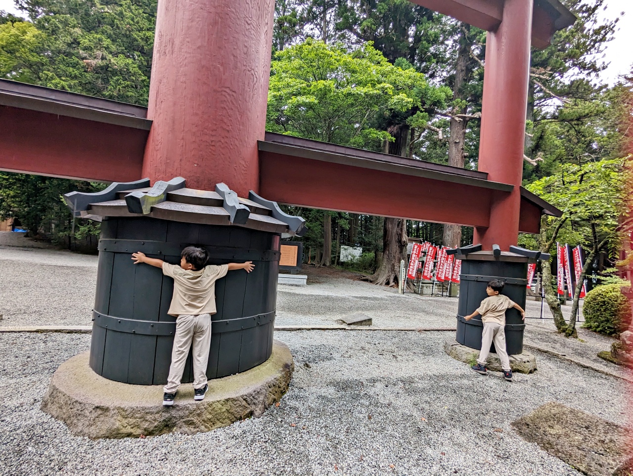 日本河口湖免費景點，1900年以上歷史的北口本宮富士淺間神社，日本現存最大的木造鳥居，與富士山一起被列為世界文化遺產。