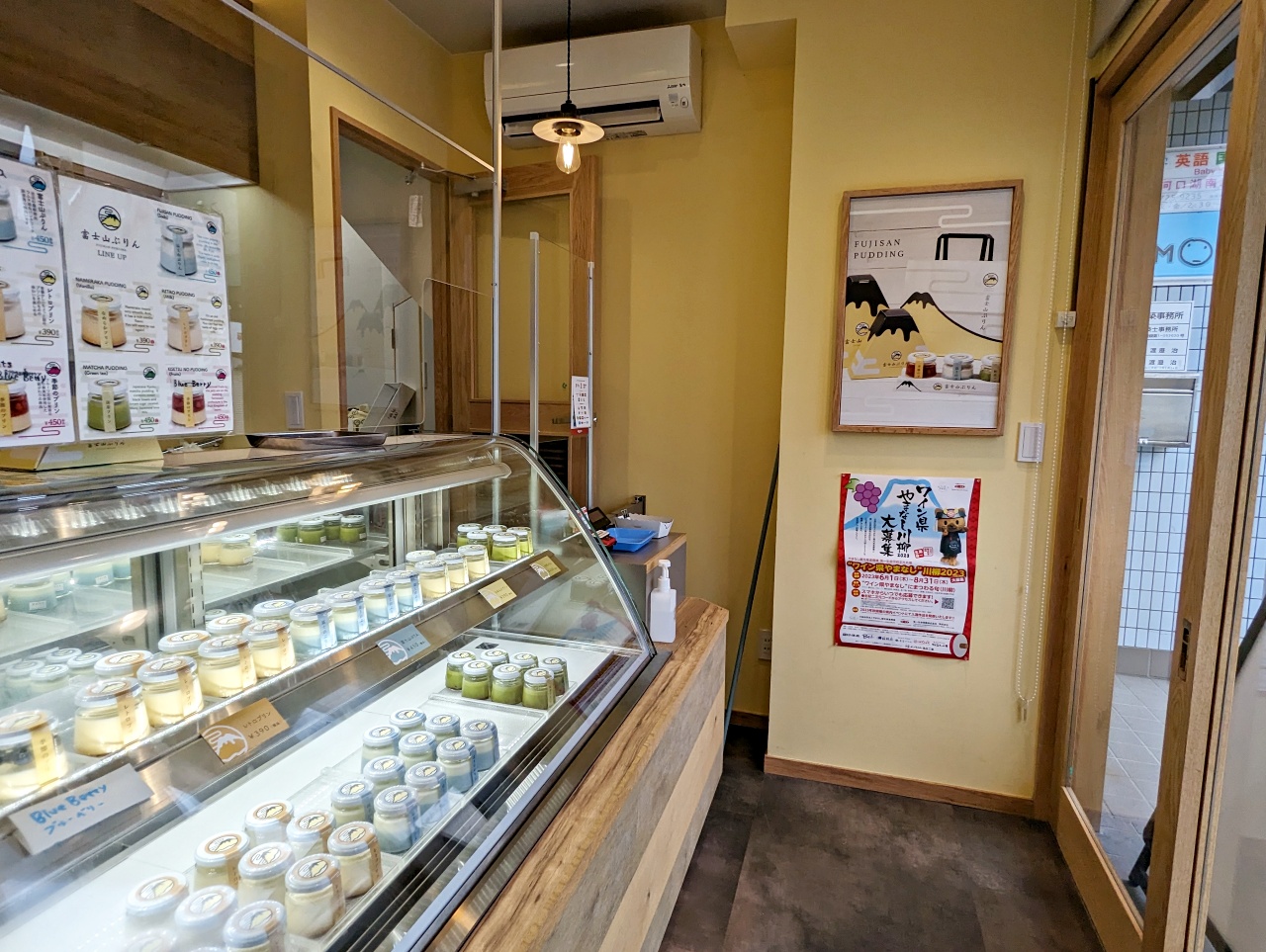 河口湖網美伴手禮，藍色富士山吐司FUJISAN SHOKUPAN＆布丁開箱，這家麵包店也太猛了～