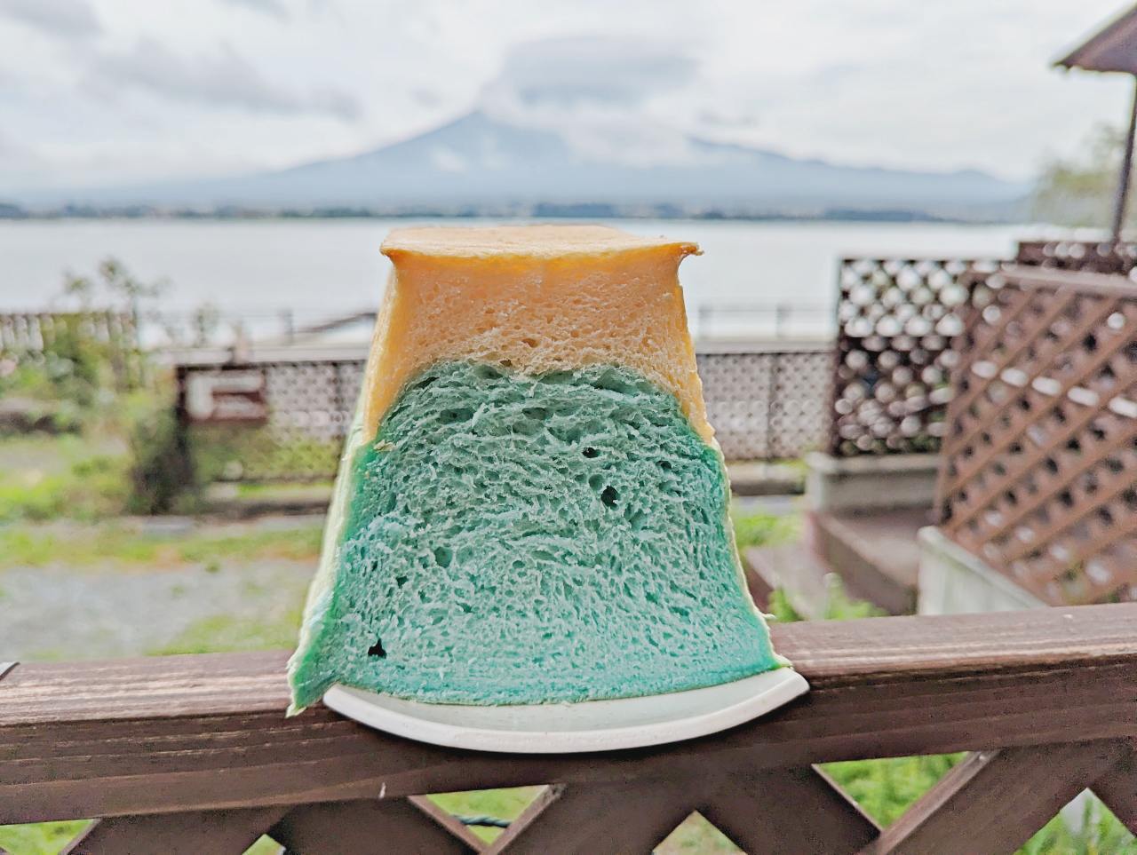 河口湖網美伴手禮，藍色富士山吐司FUJISAN SHOKUPAN＆布丁開箱，這家麵包店也太猛了～