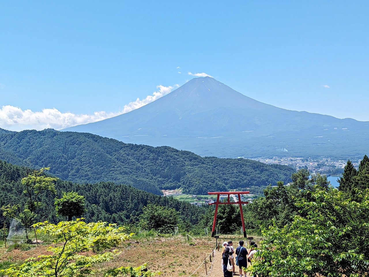河口湖必去景點，參拜河口淺間神社遙拜所，網美最愛拍富士山的天空鳥居就在這