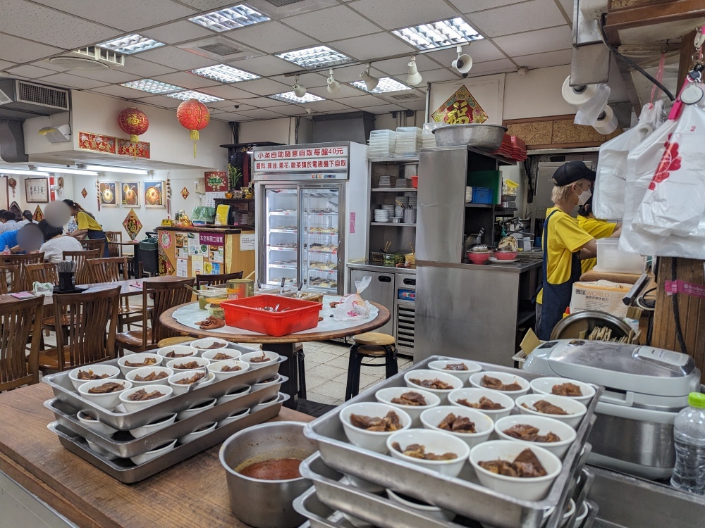 台北萬華美食推薦 ｜ 西門町 米其林必比登推薦美食 萬年大樓老字號「老山東牛肉麵」，手工水餃、刀切麵條口感超棒～