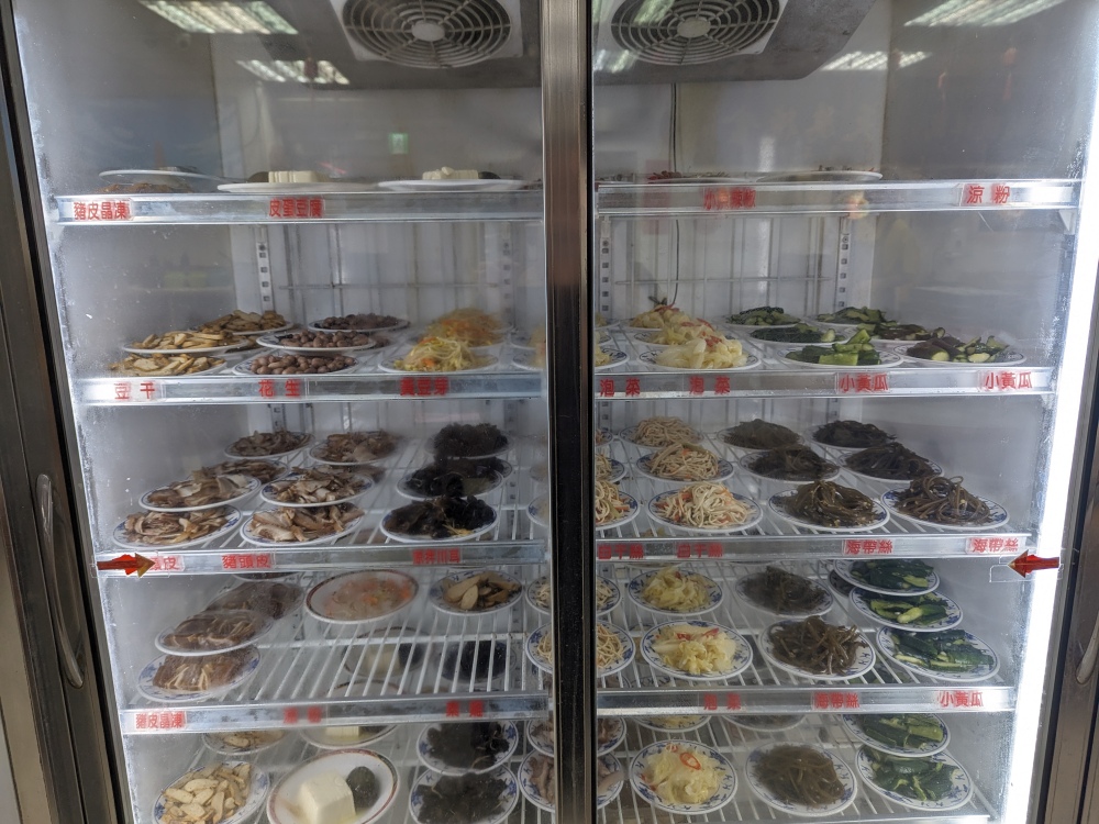 台北萬華美食推薦 ｜ 西門町 米其林必比登推薦美食 萬年大樓老字號「老山東牛肉麵」，手工水餃、刀切麵條口感超棒～