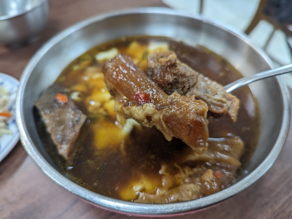 台北萬華美食推薦 ｜ 西門町 米其林必比登推薦美食 萬年大樓老字號「老山東牛肉麵」，手工水餃、刀切麵條口感超棒～