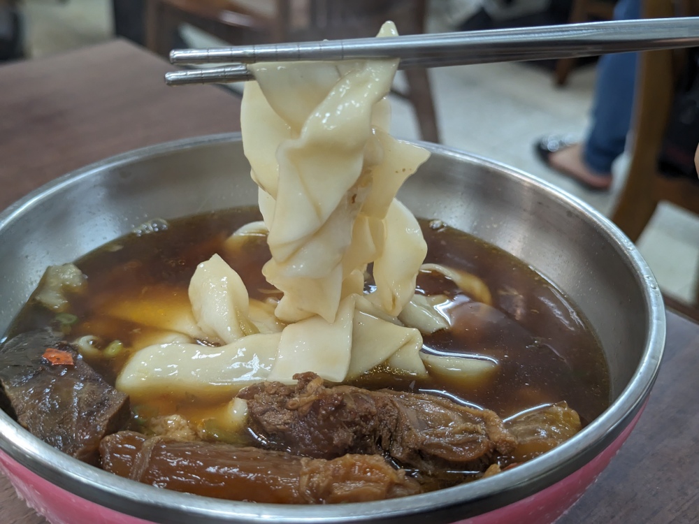 台北萬華美食推薦 ｜ 西門町 米其林必比登推薦美食 萬年大樓老字號「老山東牛肉麵」，手工水餃、刀切麵條口感超棒～