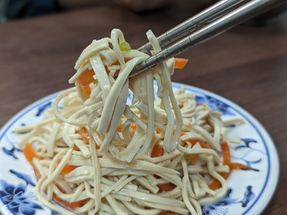台北萬華美食推薦 ｜ 西門町 米其林必比登推薦美食 萬年大樓老字號「老山東牛肉麵」，手工水餃、刀切麵條口感超棒～