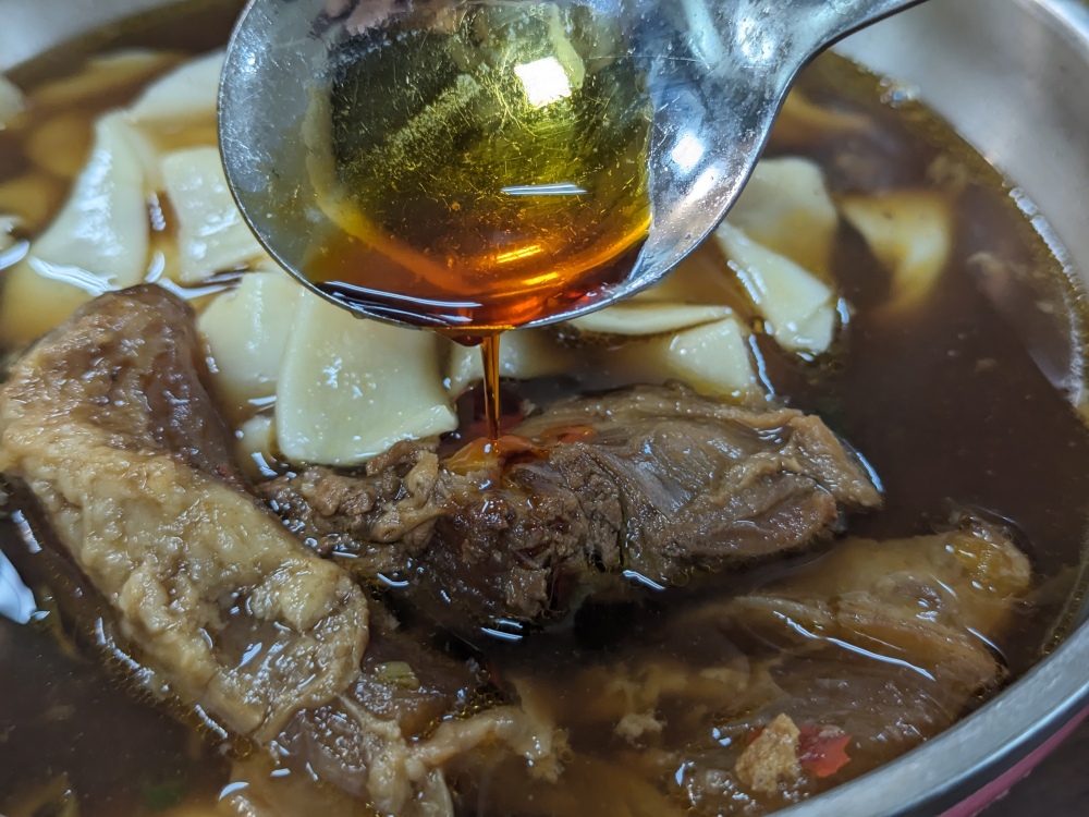 台北萬華美食推薦 ｜ 西門町 米其林必比登推薦美食 萬年大樓老字號「老山東牛肉麵」，手工水餃、刀切麵條口感超棒～