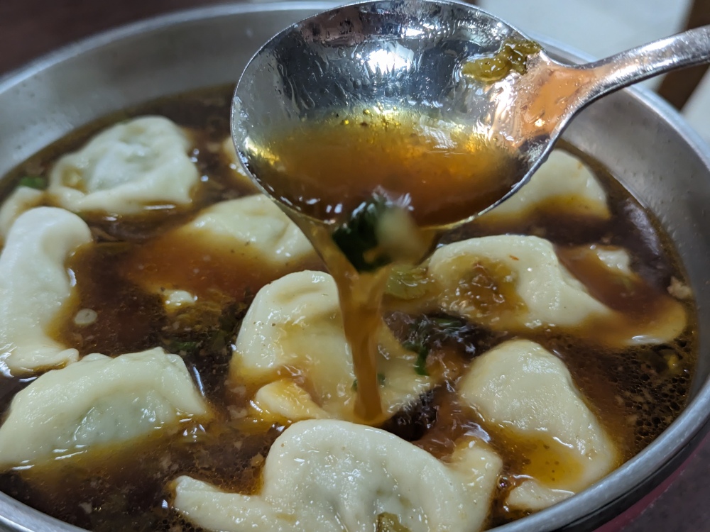 台北萬華美食推薦 ｜ 西門町 米其林必比登推薦美食 萬年大樓老字號「老山東牛肉麵」，手工水餃、刀切麵條口感超棒～