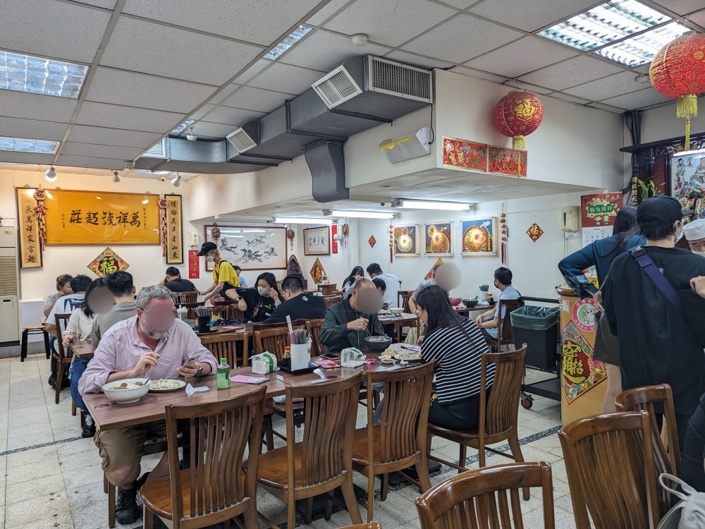 台北萬華美食推薦 ｜ 西門町 米其林必比登推薦美食 萬年大樓老字號「老山東牛肉麵」，手工水餃、刀切麵條口感超棒～
