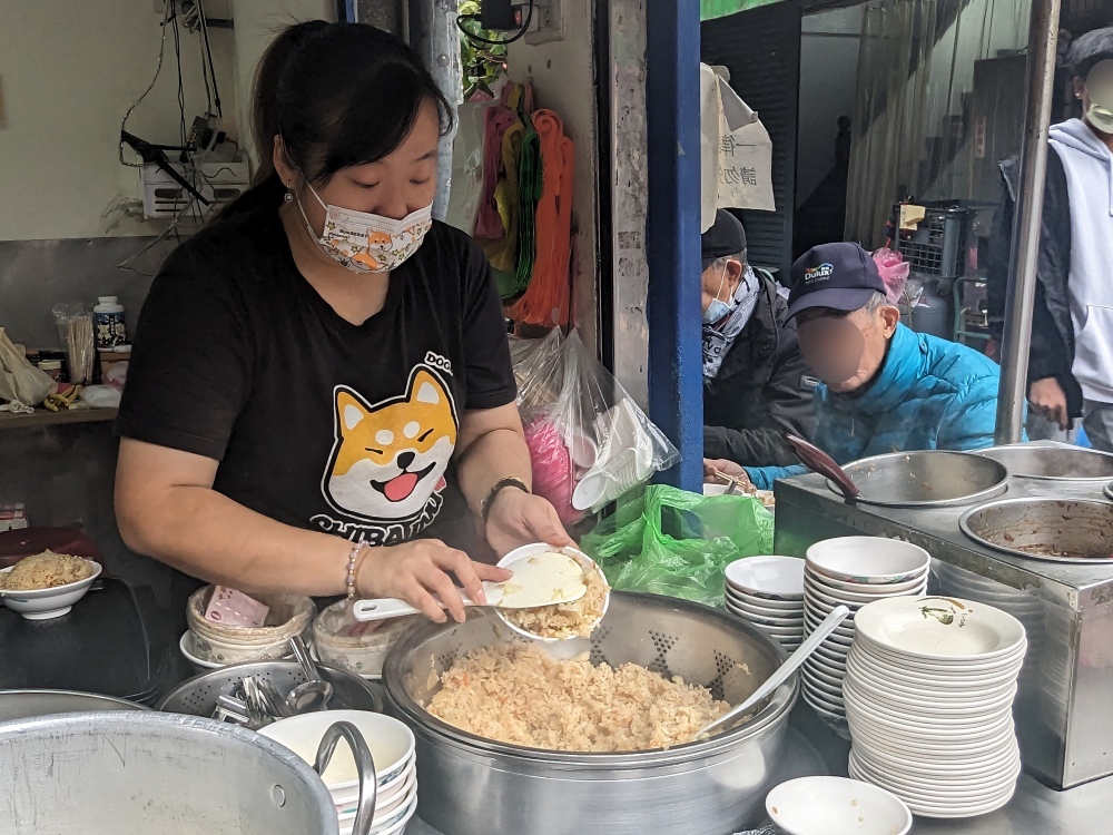 台北萬華區美食推薦 ｜ 龍山寺附近在地美食「梧州街原汁排骨湯」，無限續湯！原汁排骨湯、魯肉飯、蛋炒飯都只要銅板價～！