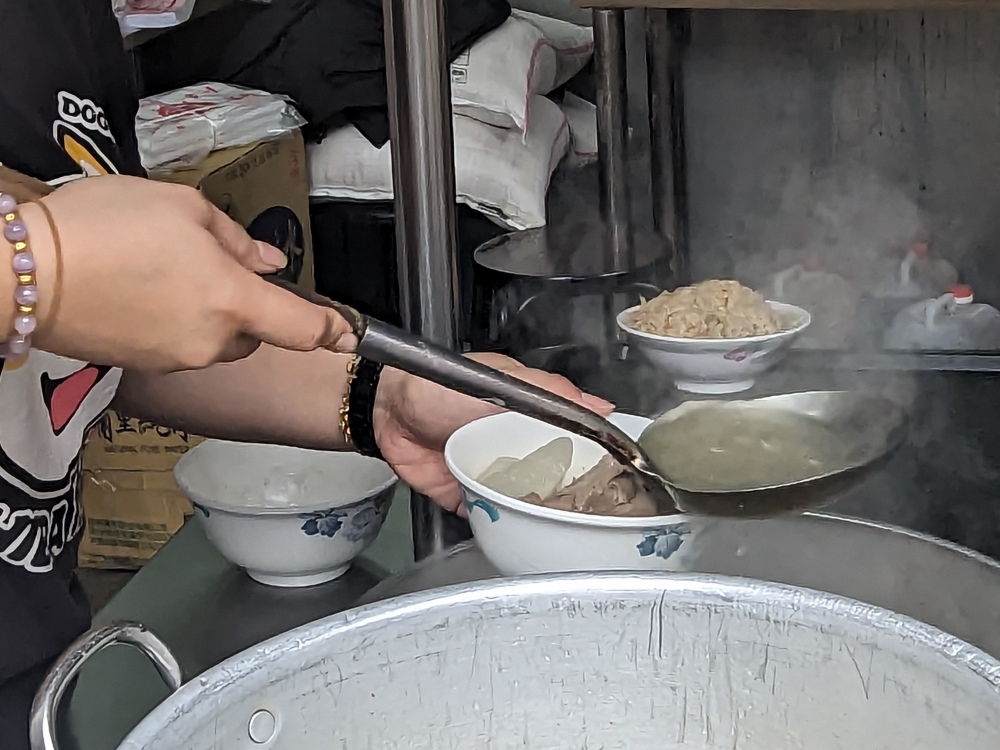 台北萬華區美食推薦 ｜ 龍山寺附近在地美食「梧州街原汁排骨湯」，無限續湯！原汁排骨湯、魯肉飯、蛋炒飯都只要銅板價～！