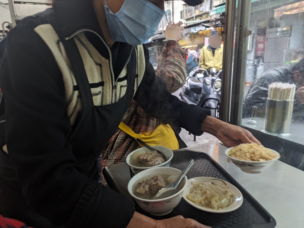 台北萬華區美食推薦 ｜ 龍山寺附近在地美食「梧州街原汁排骨湯」，無限續湯！原汁排骨湯、魯肉飯、蛋炒飯都只要銅板價～！