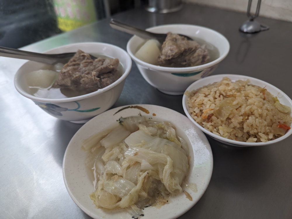 台北萬華區美食推薦 ｜ 龍山寺附近在地美食「梧州街原汁排骨湯」，無限續湯！原汁排骨湯、魯肉飯、蛋炒飯都只要銅板價～！