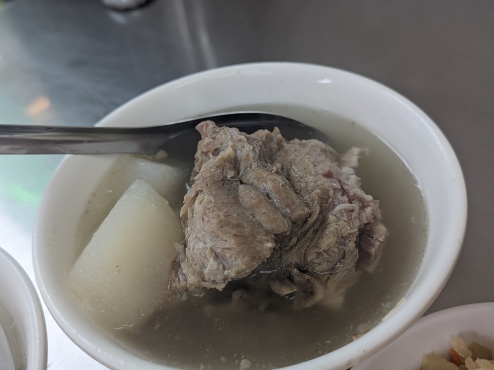 台北萬華區美食推薦 ｜ 龍山寺附近在地美食「梧州街原汁排骨湯」，無限續湯！原汁排骨湯、魯肉飯、蛋炒飯都只要銅板價～！