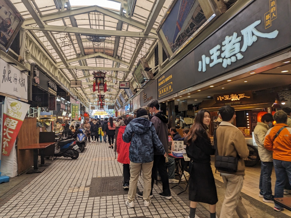 萬華美食推薦 ｜ 百元有找！平價的老字號古早味 ，龍山寺「阿猜嬤甜湯」，紅豆湯、花生湯必點，加湯圓更好吃！