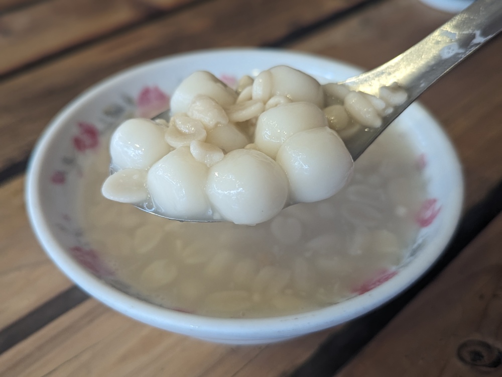 萬華美食推薦 ｜ 百元有找！平價的老字號古早味 ，龍山寺「阿猜嬤甜湯」，紅豆湯、花生湯必點，加湯圓更好吃！