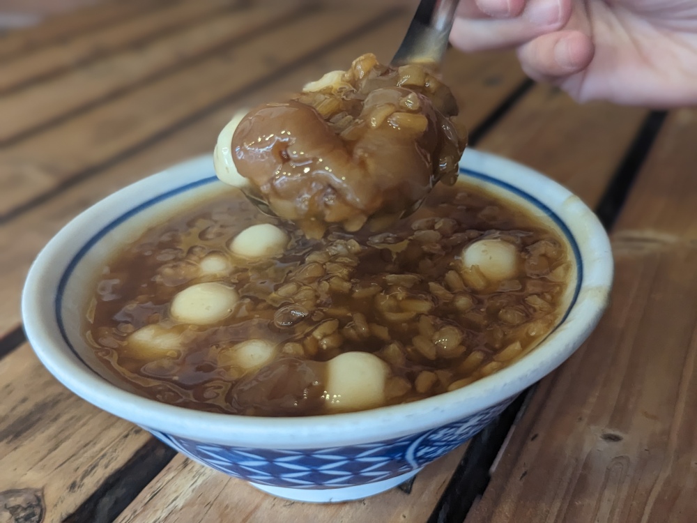 萬華美食推薦 ｜ 百元有找！平價的老字號古早味 ，龍山寺「阿猜嬤甜湯」，紅豆湯、花生湯必點，加湯圓更好吃！