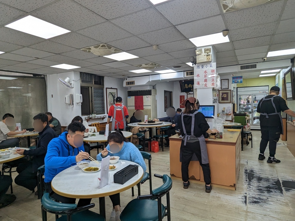 台北大直美食推薦｜百年傳奇牛肉湯「金春發牛肉店 發火鍋-美麗華店」使用溫體牛，郭台銘也愛吃！近內湖科學園區、美麗華商圈