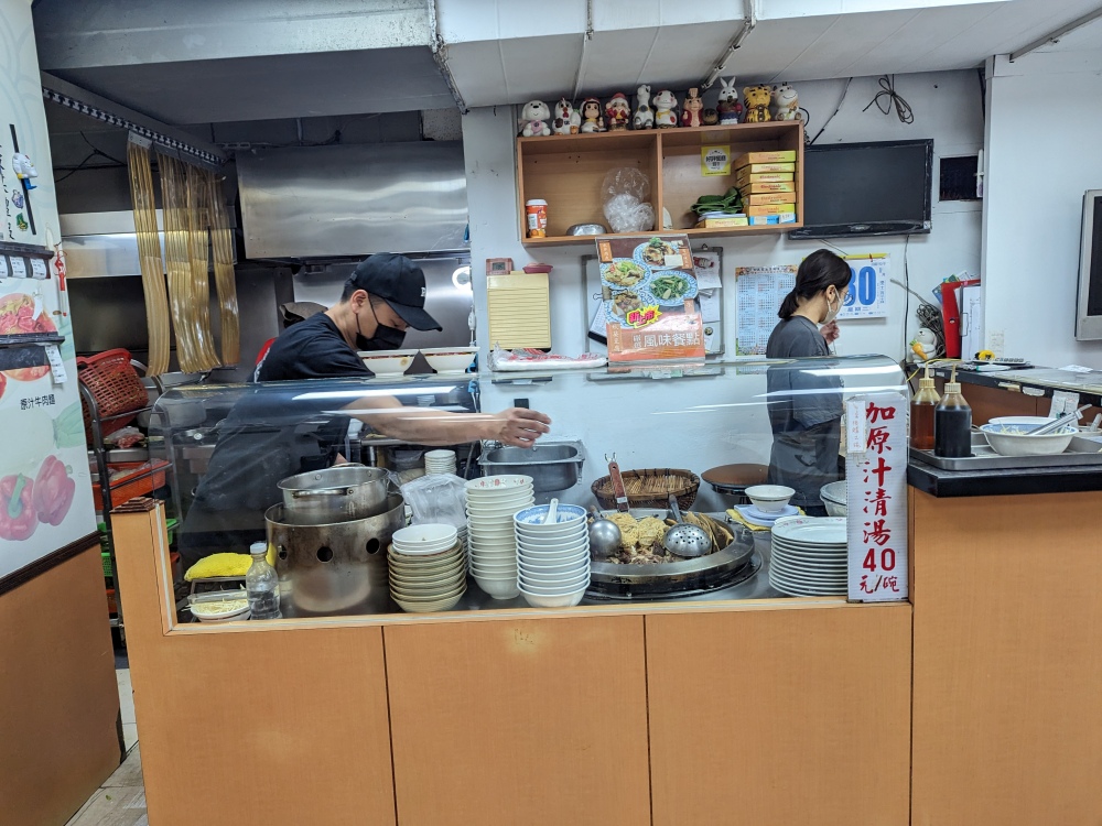 台北大直美食推薦｜百年傳奇牛肉湯「金春發牛肉店 發火鍋-美麗華店」使用溫體牛，郭台銘也愛吃！近內湖科學園區、美麗華商圈