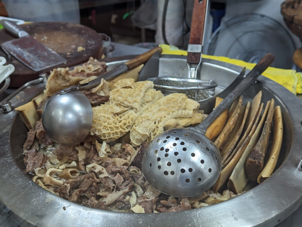 台北大直美食推薦｜百年傳奇牛肉湯「金春發牛肉店 發火鍋-美麗華店」使用溫體牛，郭台銘也愛吃！近內湖科學園區、美麗華商圈