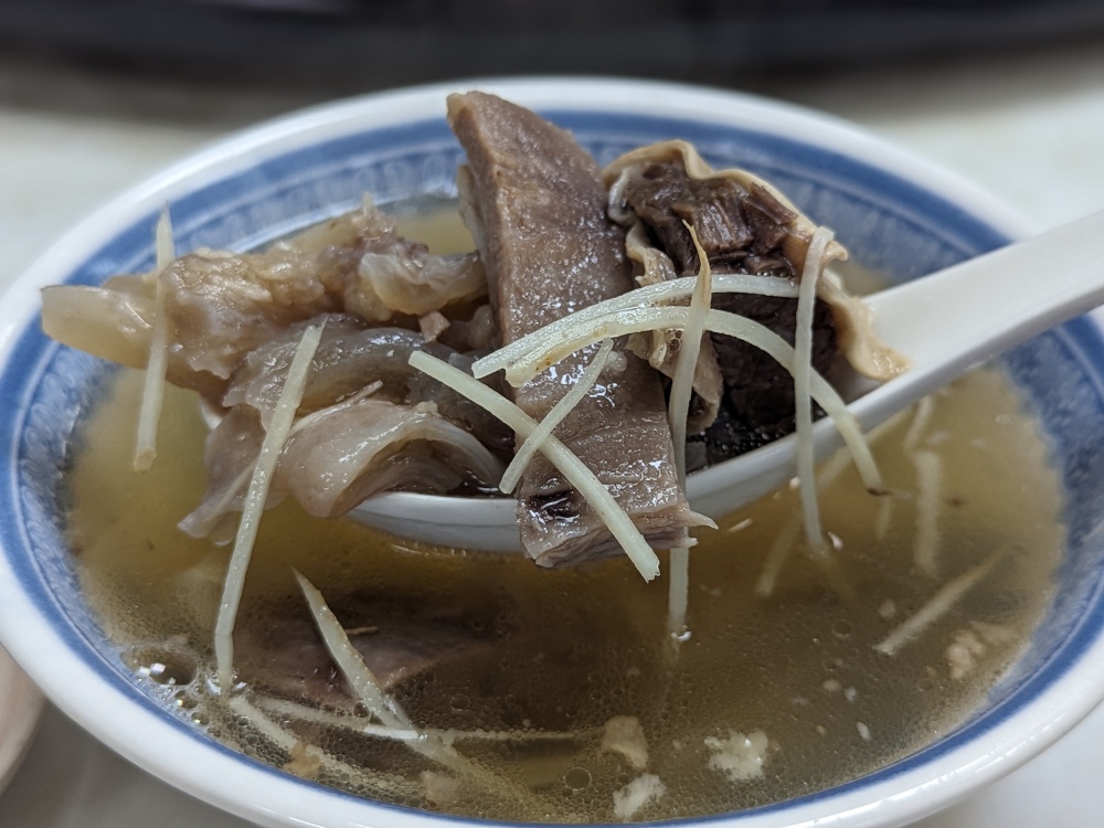 台北大直美食推薦｜百年傳奇牛肉湯「金春發牛肉店 發火鍋-美麗華店」使用溫體牛，郭台銘也愛吃！近內湖科學園區、美麗華商圈