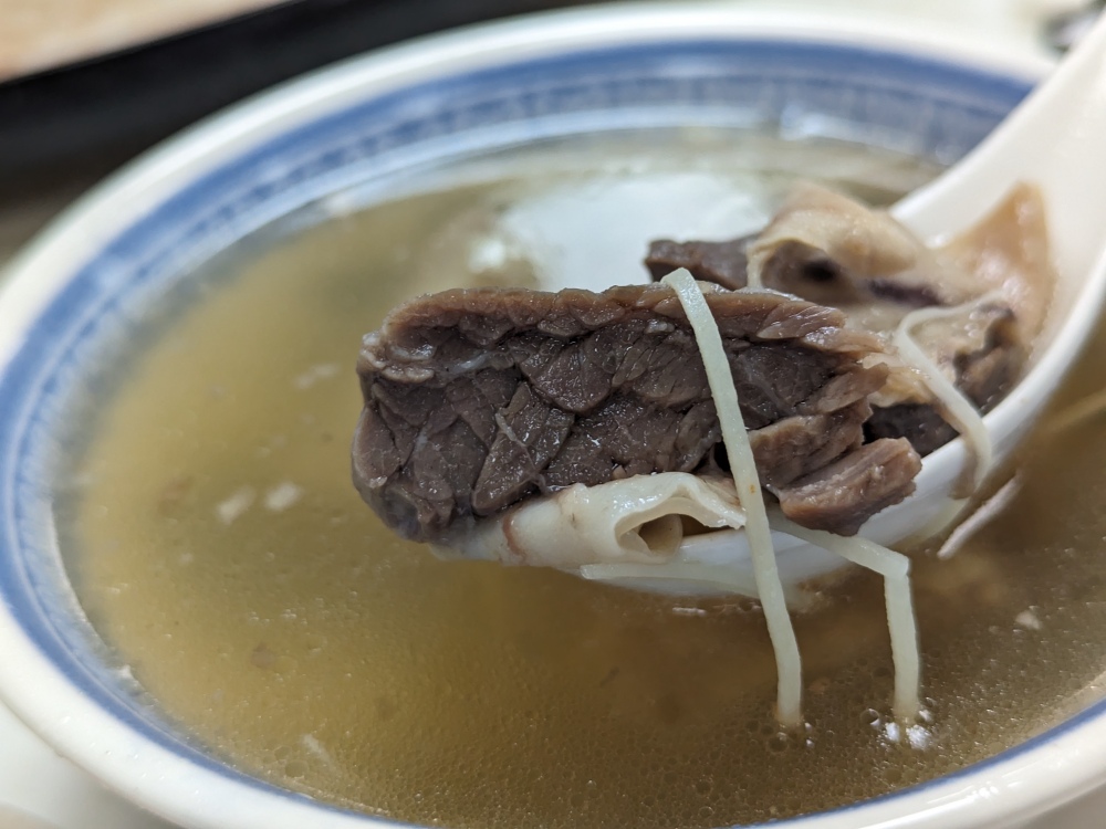 台北大直美食推薦｜百年傳奇牛肉湯「金春發牛肉店 發火鍋-美麗華店」使用溫體牛，郭台銘也愛吃！近內湖科學園區、美麗華商圈