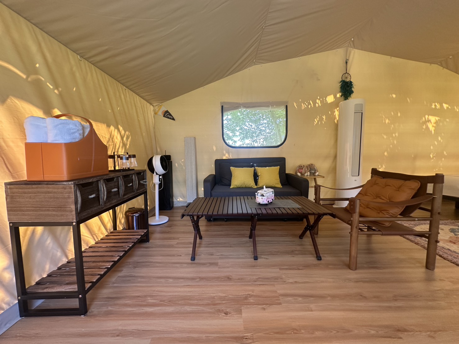 苗栗豪華露營推薦 | 逗點露營區評價好~親子露營車、網美免搭帳懶人帳篷、自搭帳雨棚區，孩子最愛泳池、草地、餐廳、室內活動空間、電動車充電樁