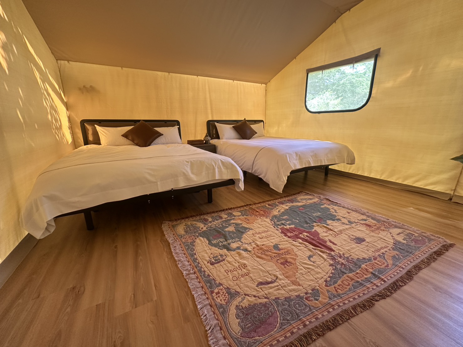 苗栗豪華露營推薦 | 逗點露營區評價好~親子露營車、網美免搭帳懶人帳篷、自搭帳雨棚區，孩子最愛泳池、草地、餐廳、室內活動空間、電動車充電樁