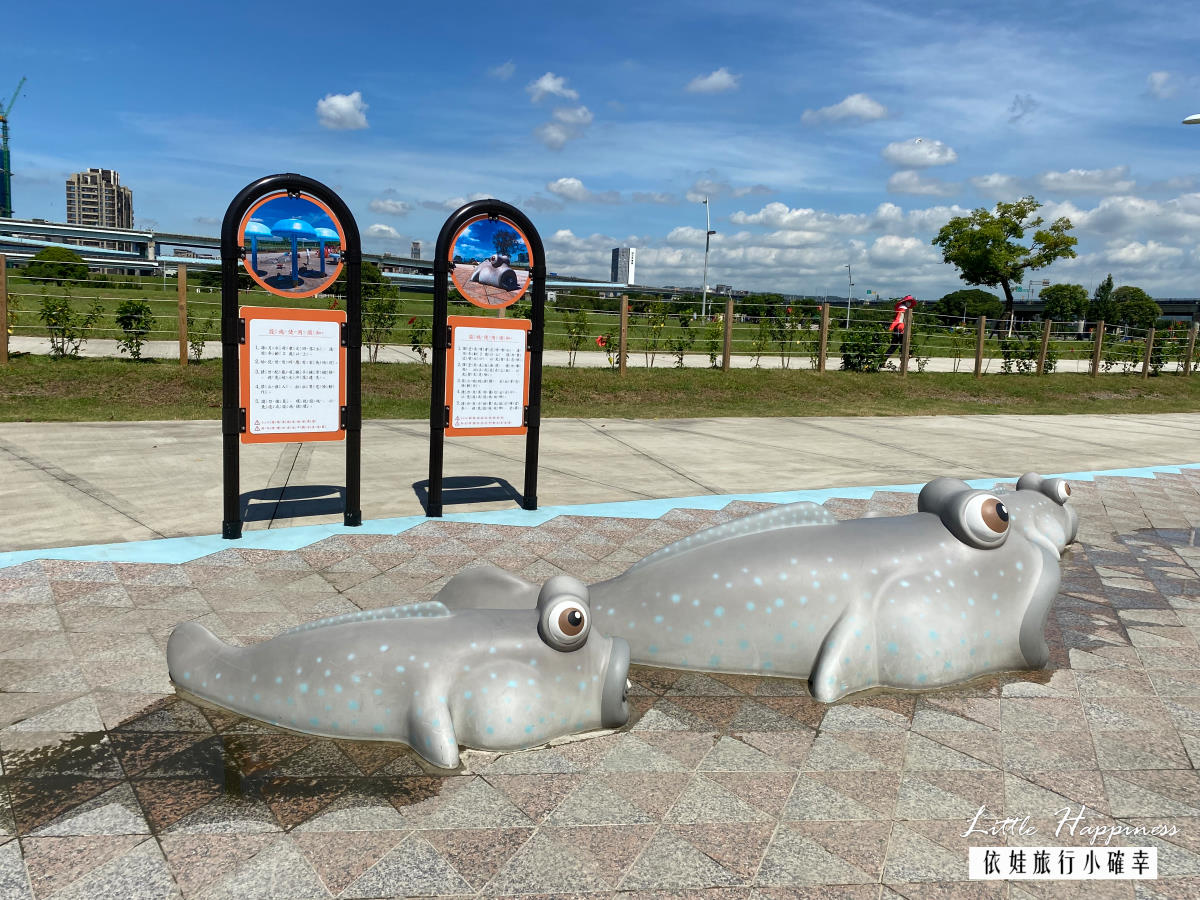 新北熊猴森海世界水樂園免費入場，三重大都會公園可以玩水啦! 占地1500平方公尺超大場地，可愛海洋生物陪你玩水