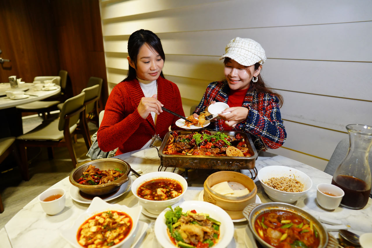 四川吳抄手必點推薦!米其林必比登4連霸川菜餐廳，70年老店深厚功力成就非凡美食，來台北遠百信義百貨A13店超方便!(內附分店與菜單)