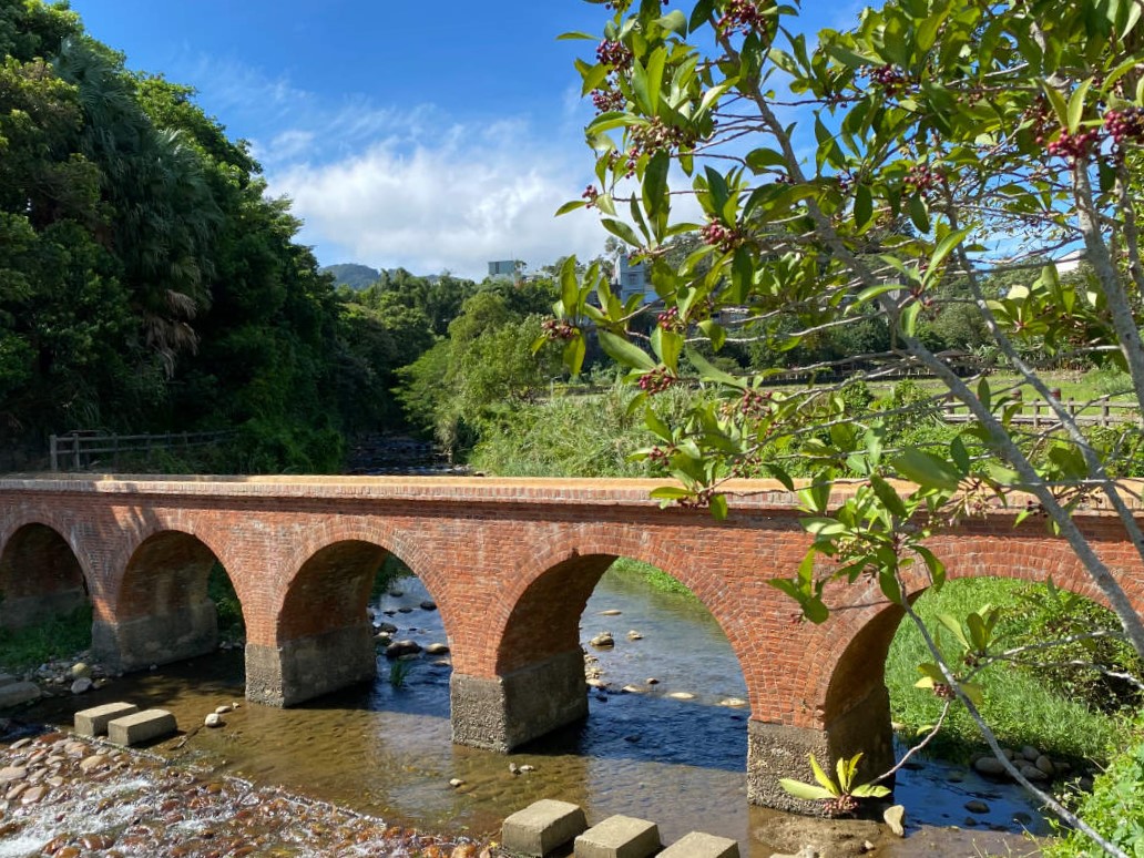 大平紅橋，桃園龍潭熱門打卡景點，歷史悠久的百年古橋，還可以來這玩水喔！