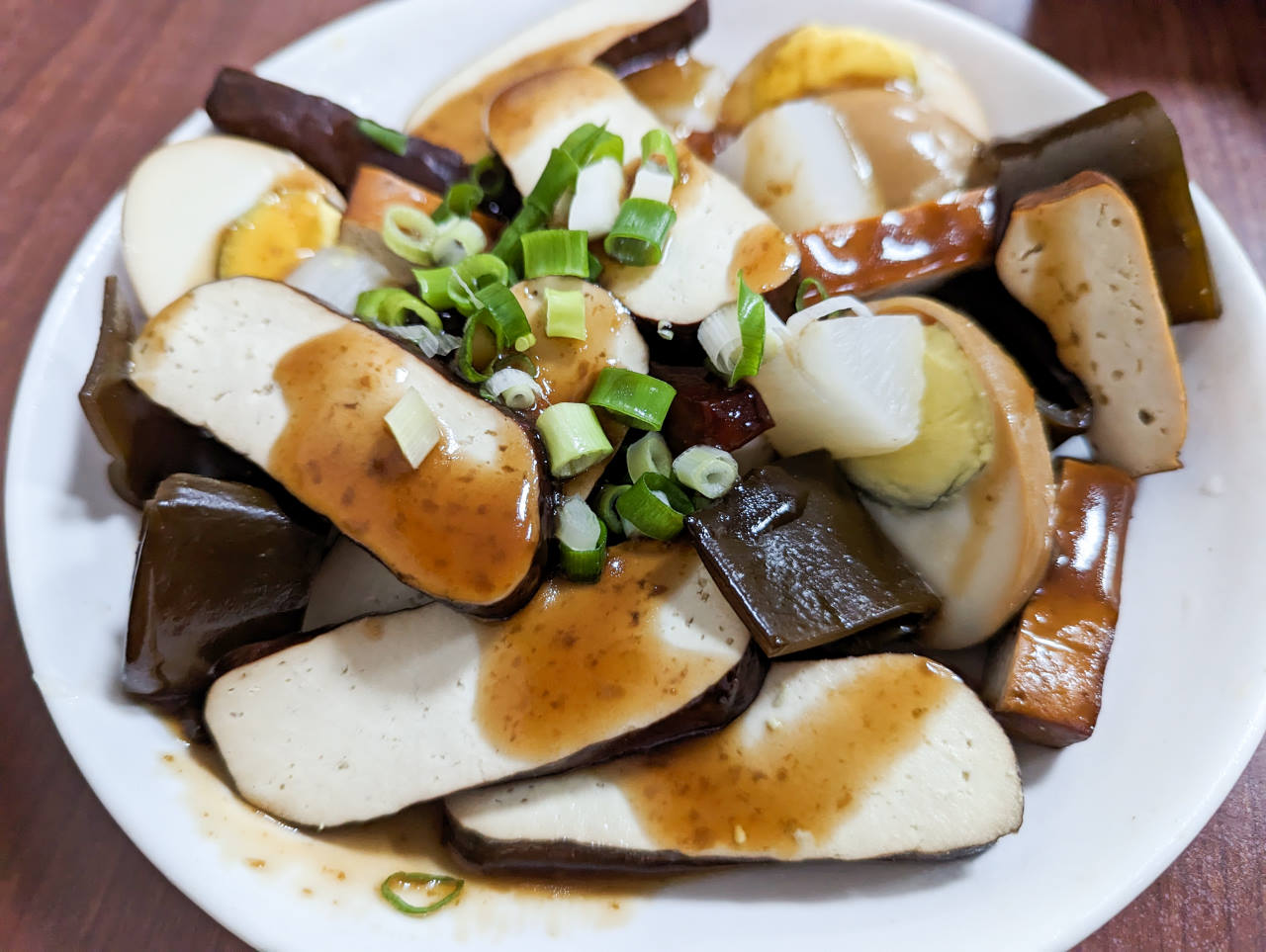 大溪正山東麵食館，手工巨無霸大水餃超強，還有黑膠唱片牆相當復古，賴祖傳豆花旁的熱門小吃