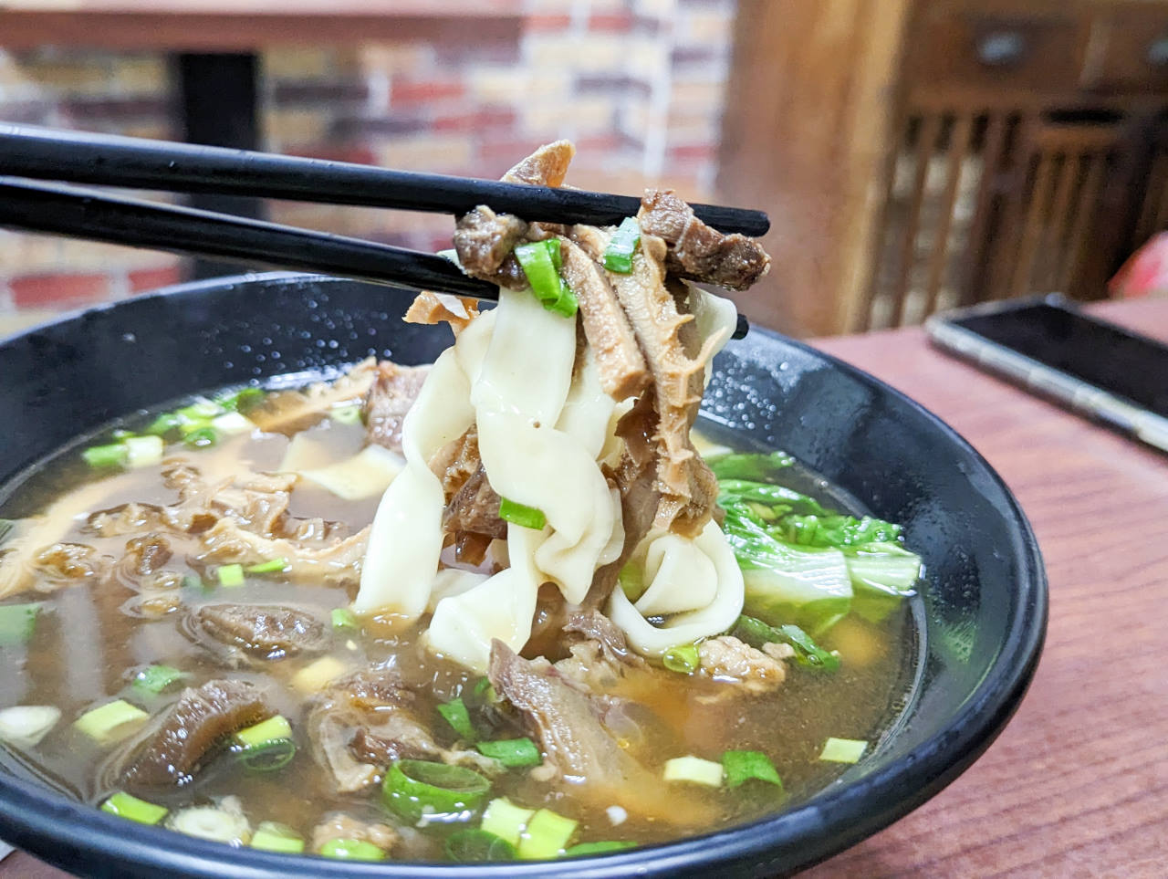 大溪正山東麵食館，手工巨無霸大水餃超強，還有黑膠唱片牆相當復古，賴祖傳豆花旁的熱門小吃