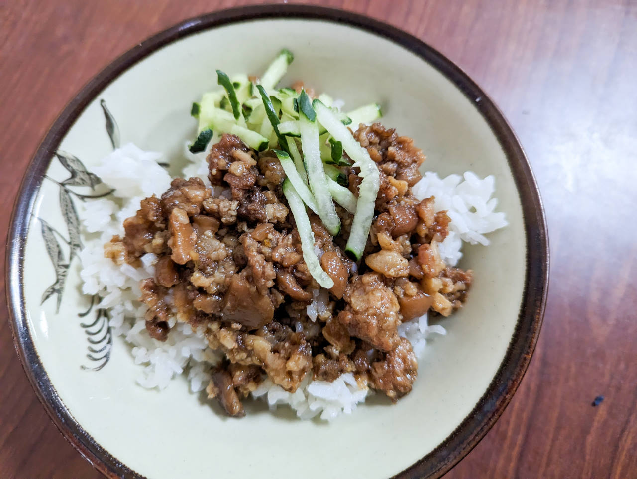 大溪正山東麵食館，手工巨無霸大水餃超強，還有黑膠唱片牆相當復古，賴祖傳豆花旁的熱門小吃