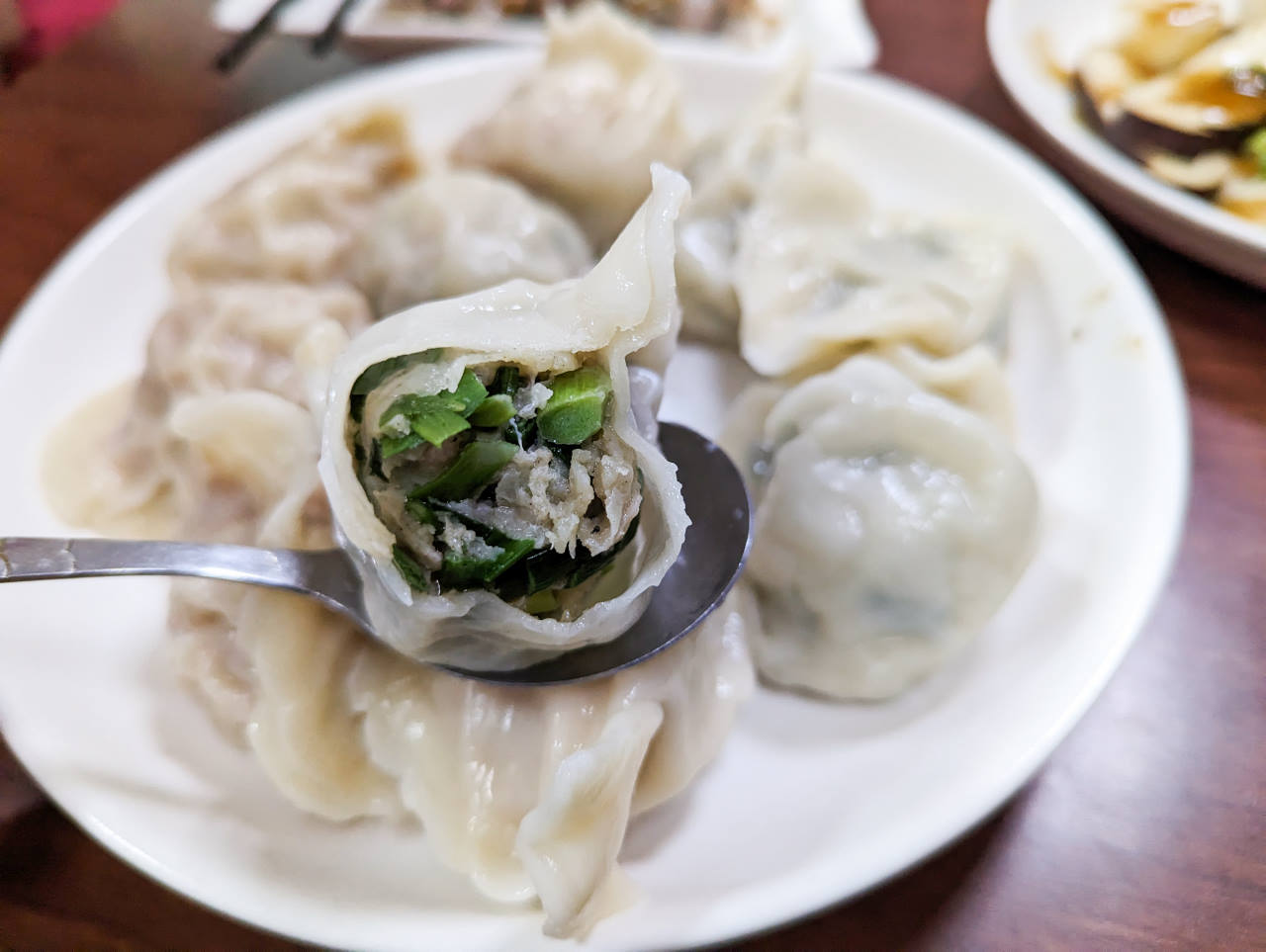 大溪正山東麵食館，手工巨無霸大水餃超強，還有黑膠唱片牆相當復古，賴祖傳豆花旁的熱門小吃