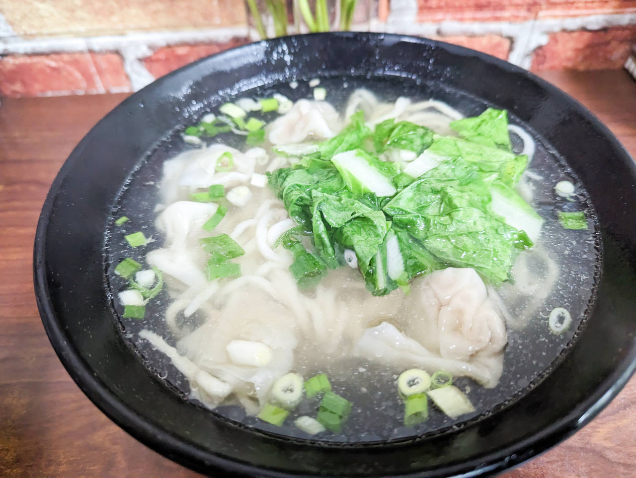 大溪正山東麵食館，手工巨無霸大水餃超強，還有黑膠唱片牆相當復古，賴祖傳豆花旁的熱門小吃