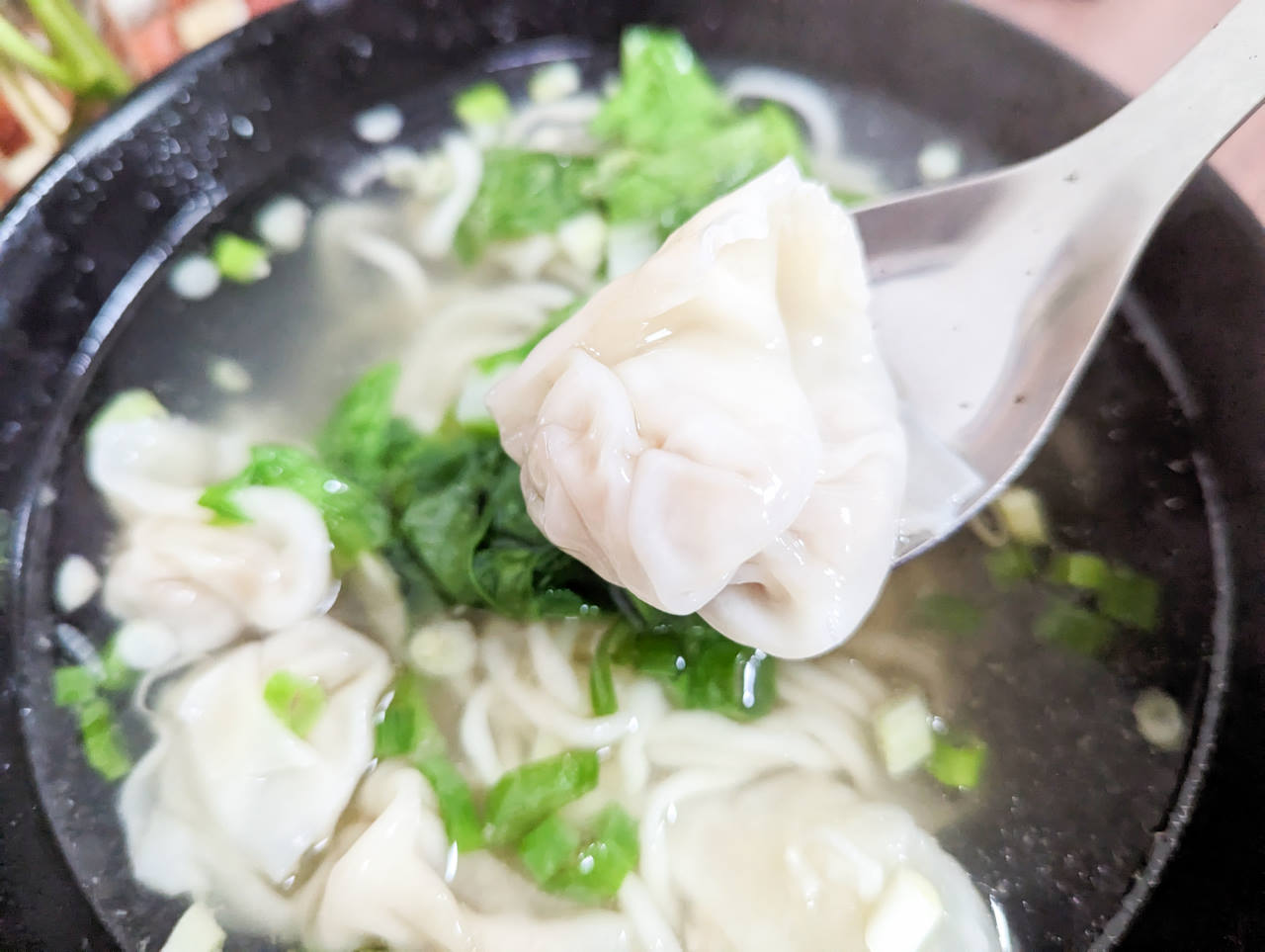 大溪正山東麵食館，手工巨無霸大水餃超強，還有黑膠唱片牆相當復古，賴祖傳豆花旁的熱門小吃