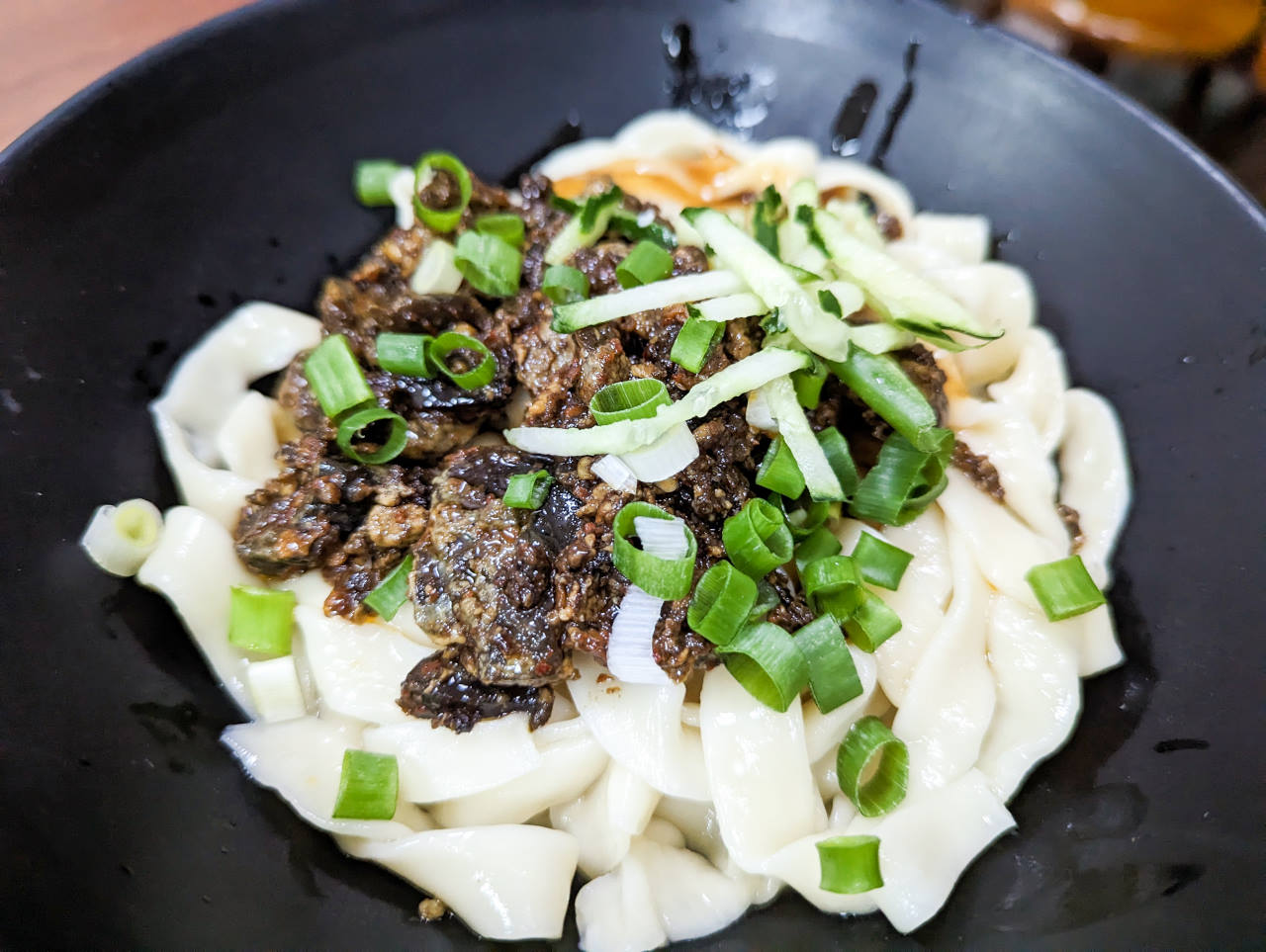 大溪正山東麵食館，手工巨無霸大水餃超強，還有黑膠唱片牆相當復古，賴祖傳豆花旁的熱門小吃