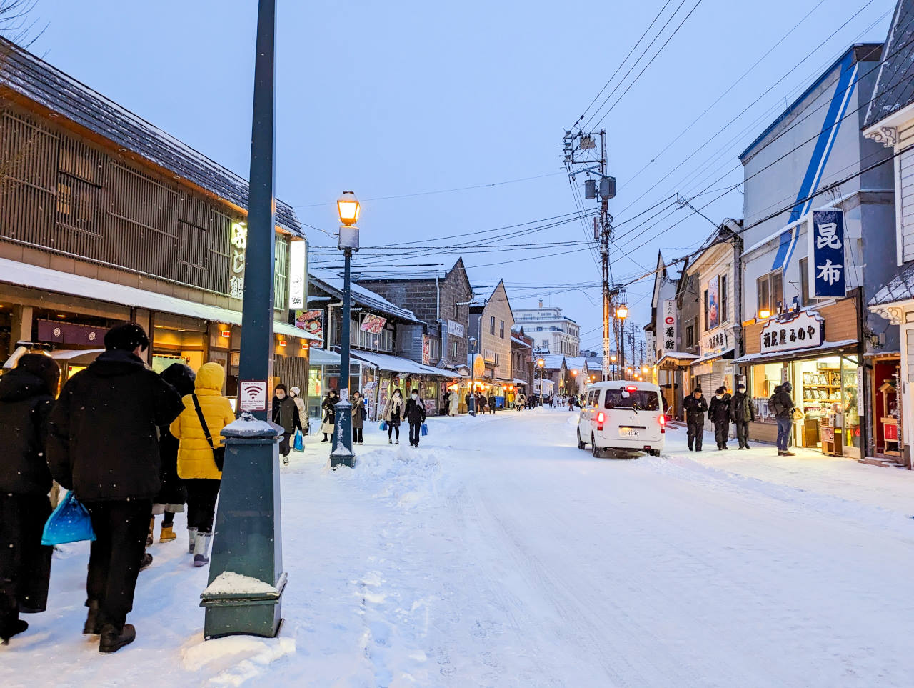 北海道小樽景點，北一硝子三號館HALL百年煤油燈咖啡廳，北一硝子館outlet拍雪人