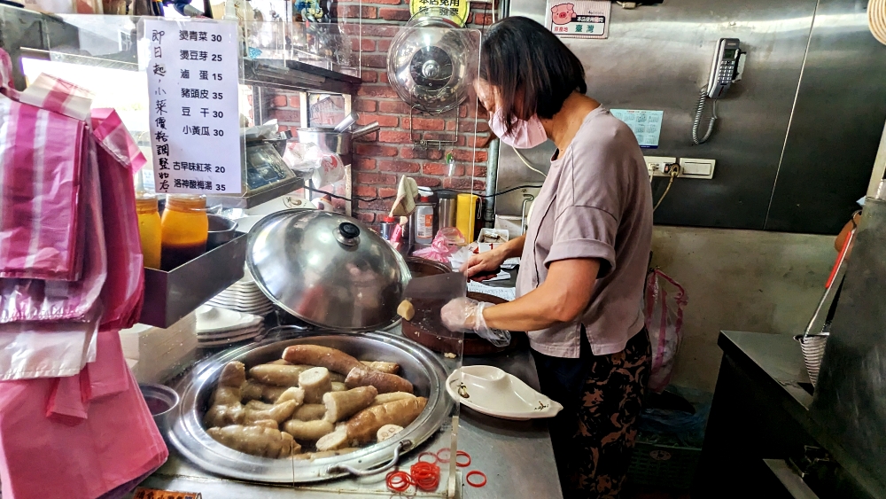 台北捷運雙連站餐廳推薦│巷仔內大腸煎，只需銅板價，就能品嚐到正宗的傳統小吃